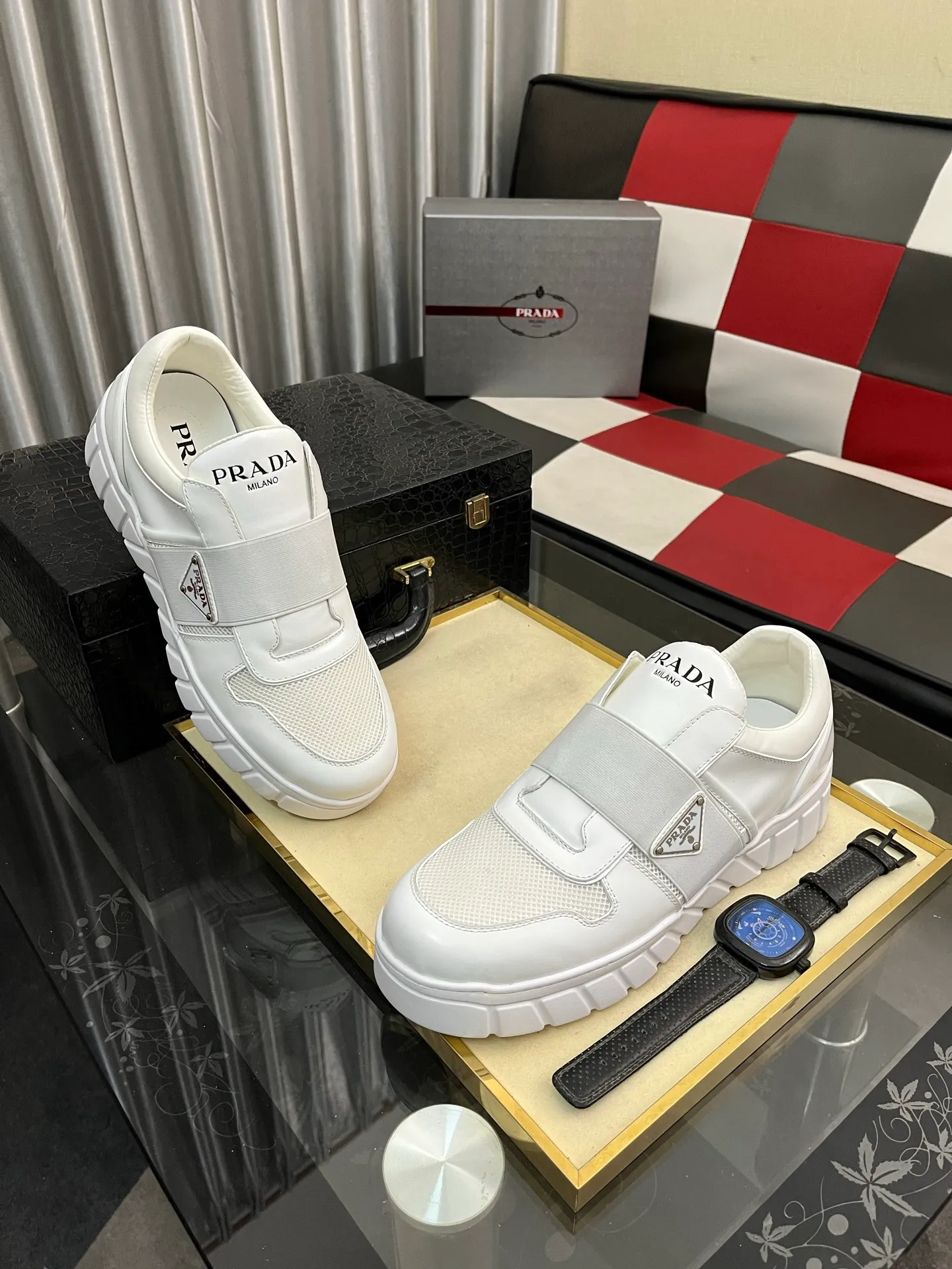 Men's shoes 💰: 560⌚⌚ high version. High-quality new PRADA counters are launched simultaneously. The new men's shoes and 😘 fabrics are selected from first-layer cowhide. Lining: Imported cowhide leather lining. 👍🏿High-end☄️Open-molded non-slip rubber outsole, exquisite lines, simple and elegant, comfortable and high-end for leisure travel. Number of yards: 38 to 44. (Can be customized for 45 non-refundable)